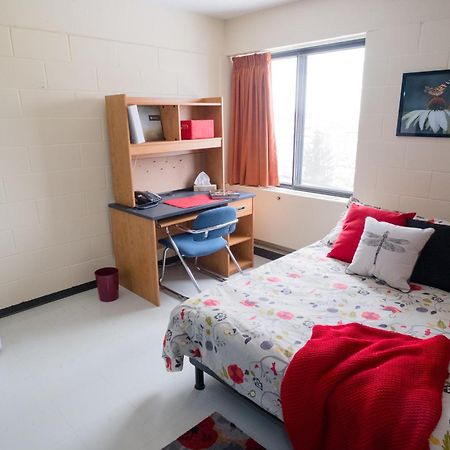 Au Campus Hotel Шербрук Екстериор снимка