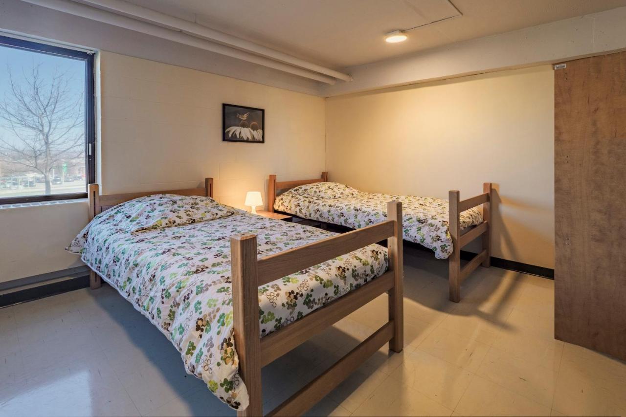 Au Campus Hotel Шербрук Екстериор снимка