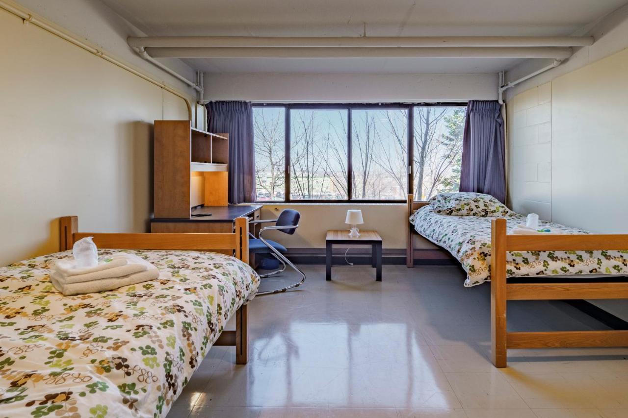 Au Campus Hotel Шербрук Екстериор снимка