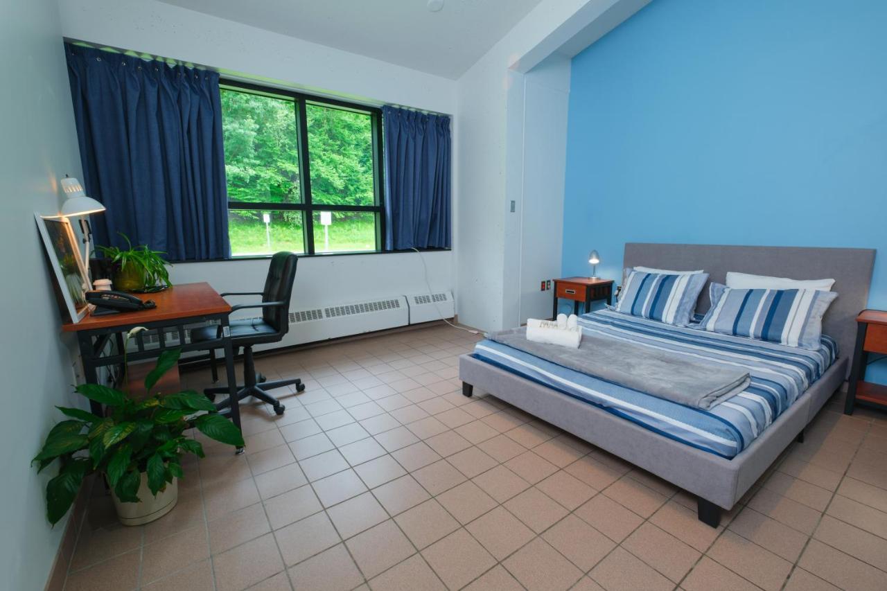 Au Campus Hotel Шербрук Екстериор снимка