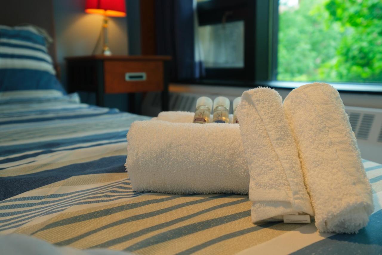 Au Campus Hotel Шербрук Екстериор снимка