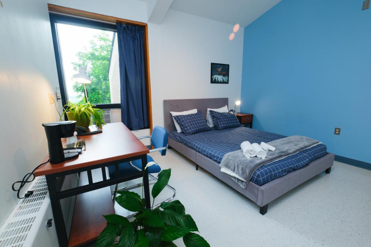 Au Campus Hotel Шербрук Екстериор снимка
