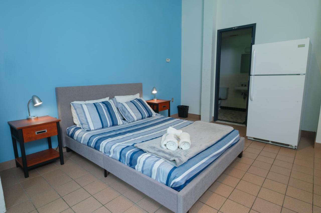 Au Campus Hotel Шербрук Екстериор снимка