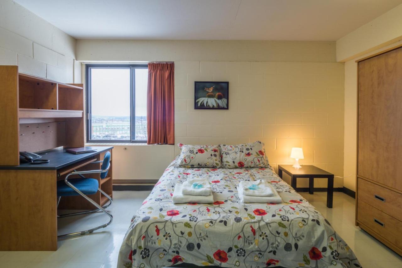 Au Campus Hotel Шербрук Екстериор снимка